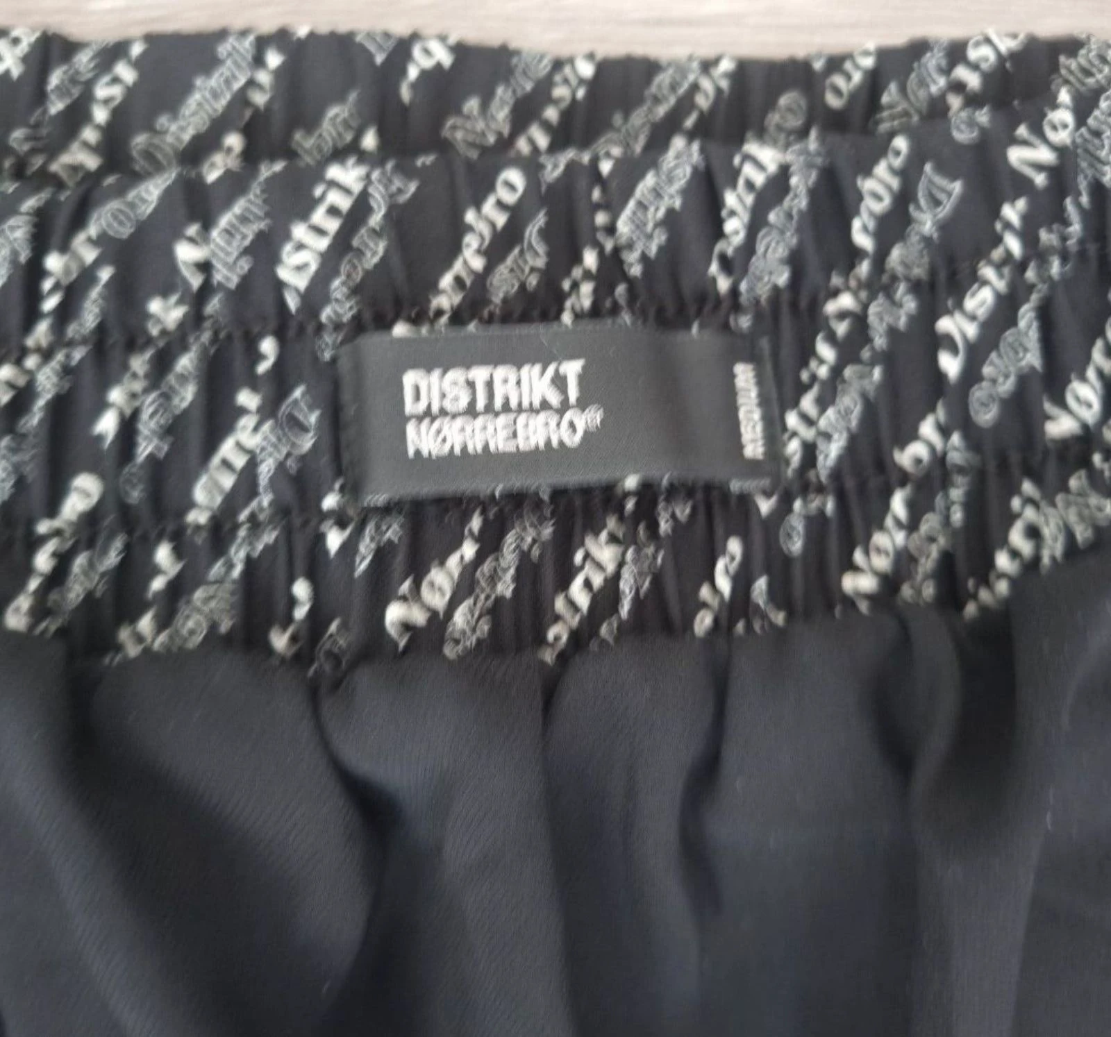 Distrikt Nørrebro Jupe Plisset avec Impression de Marque - Taille M – photo 10